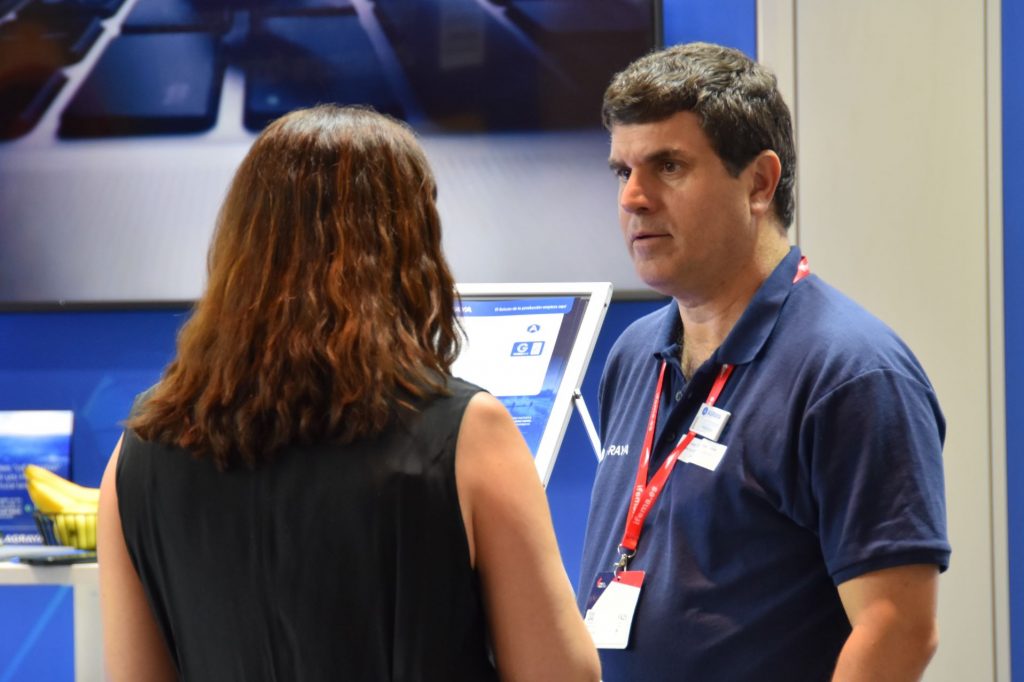 Agraya employee conversing with trade fair visitor at the Agraya booth