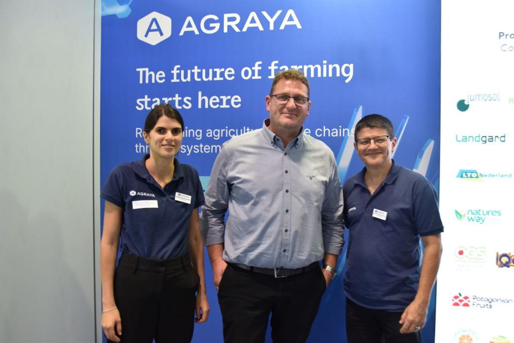 Two Agraya employees and a trade fair visitor standing together at the Agraya booth