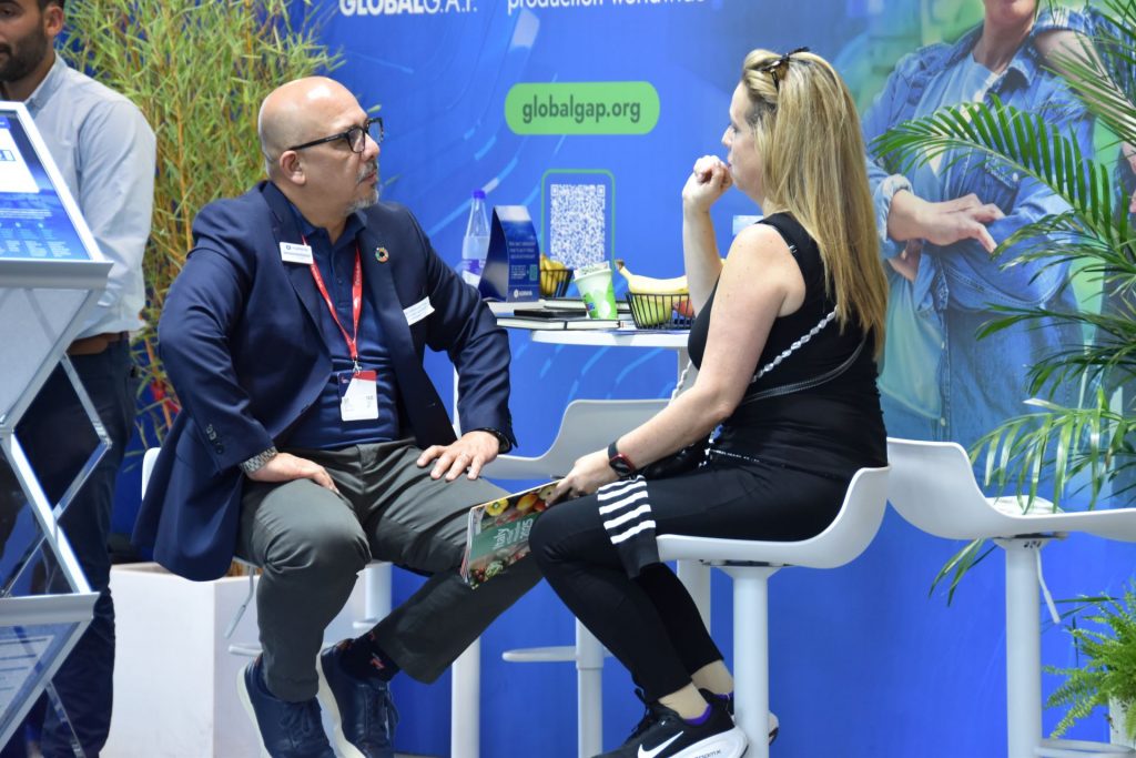 Agraya employee conversing with a trade fair visitor at the Agraya booth