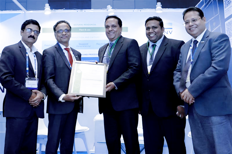 Image of Dilan Fernando and Charitha Subasinghe of Taprobane Seafood receiving their GLOBALG.A.P. certificate from representatives of certification body DNV India