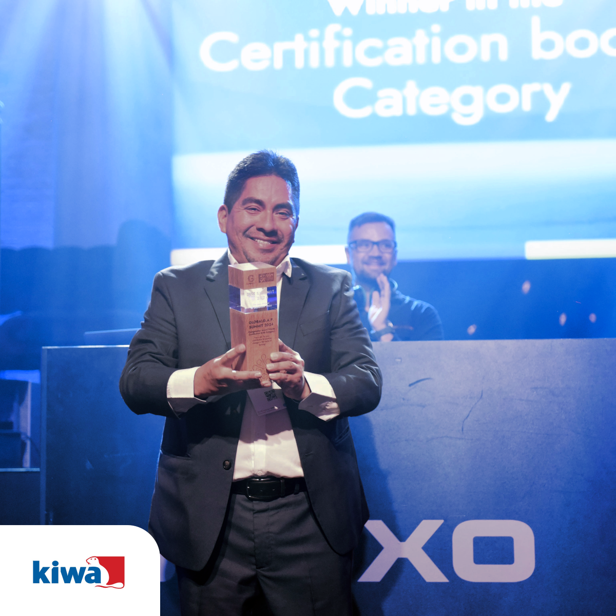 Kiwa Ecuador representative receives the Certification body Changemaker award in 2024 at the GLOBALG.A.P. SUMMIT in Poland.