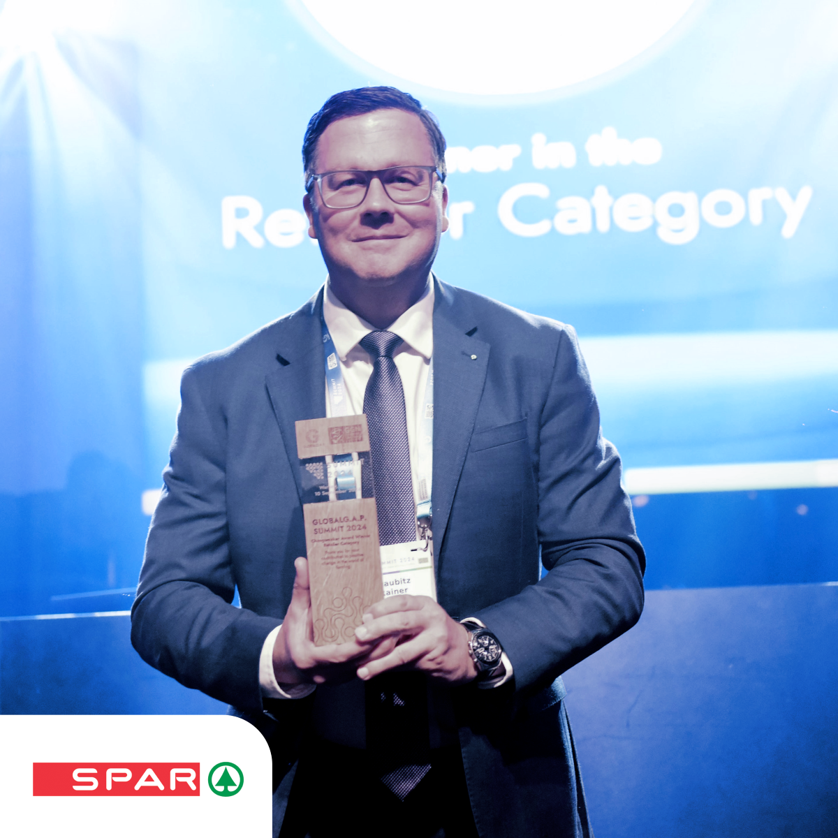 SPAR group representative receives the Retailer Changemaker award in 2024 at the GLOBALG.A.P. SUMMIT in Poland.